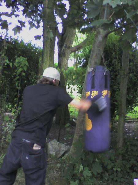 un skaeteur qui se mais a la boxe
